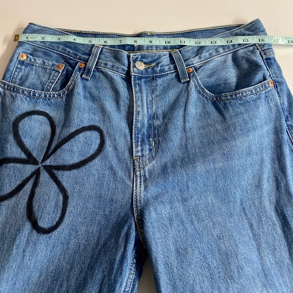 Levi’s -Low Pro Straight with 70’s boho black flower.Great condition..Size 29 - Picture 5 of 10